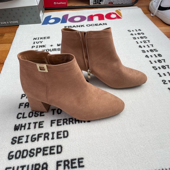 Women’s Liz Claiborne Boots - Picture 3 of 4